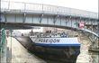 Une péniche heurte la passerelle à Liège